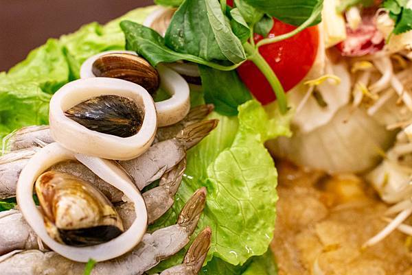 【台中美食】越好吃越南料理大里店-平日中午用餐時間也坐滿滿的越式巨無霸火鍋料理