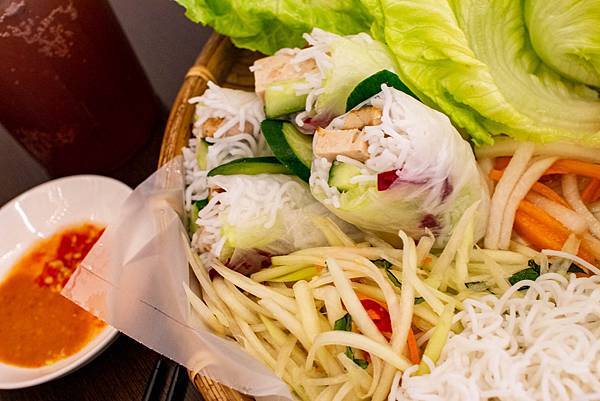 【台中美食】越好吃越南料理大里店-平日中午用餐時間也坐滿滿的越式巨無霸火鍋料理