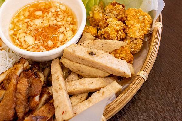 【台中美食】越好吃越南料理大里店-平日中午用餐時間也坐滿滿的越式巨無霸火鍋料理