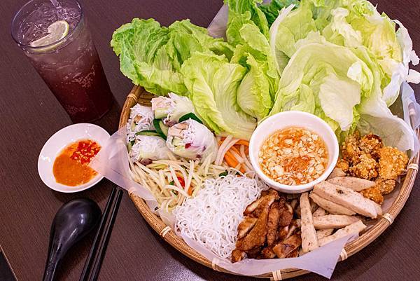 【台中美食】越好吃越南料理大里店-平日中午用餐時間也坐滿滿的越式巨無霸火鍋料理