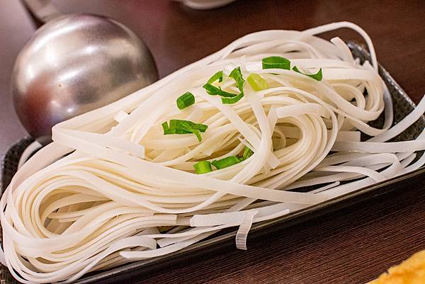 【台中美食】越好吃越南料理大里店-平日中午用餐時間也坐滿滿的越式巨無霸火鍋料理