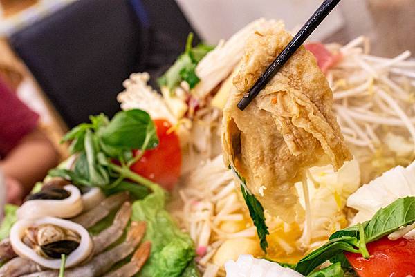 【台中美食】越好吃越南料理大里店-平日中午用餐時間也坐滿滿的越式巨無霸火鍋料理