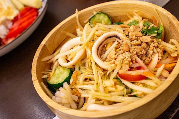 【台中美食】越好吃越南料理大里店-平日中午用餐時間也坐滿滿的越式巨無霸火鍋料理