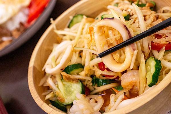 【台中美食】越好吃越南料理大里店-平日中午用餐時間也坐滿滿的越式巨無霸火鍋料理