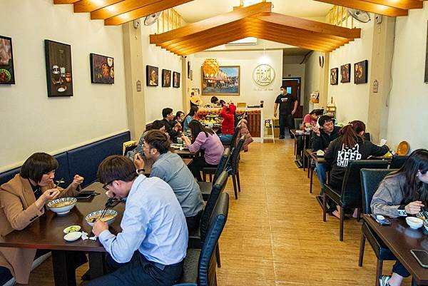 【台中美食】越好吃越南料理大里店-平日中午用餐時間也坐滿滿的越式巨無霸火鍋料理