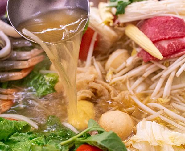 【台中美食】越好吃越南料理大里店-平日中午用餐時間也坐滿滿的越式巨無霸火鍋料理