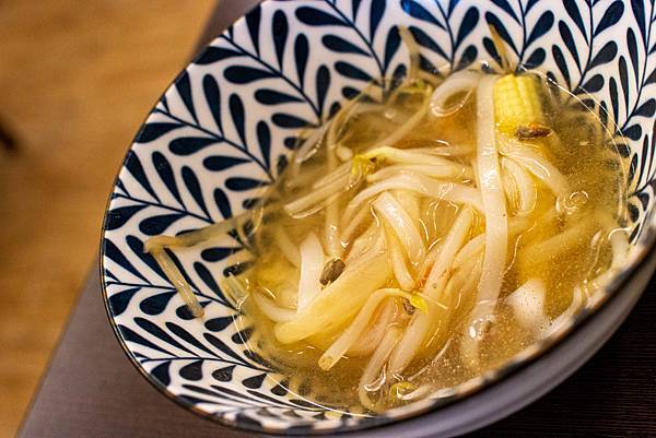 【台中美食】越好吃越南料理大里店-平日中午用餐時間也坐滿滿的越式巨無霸火鍋料理