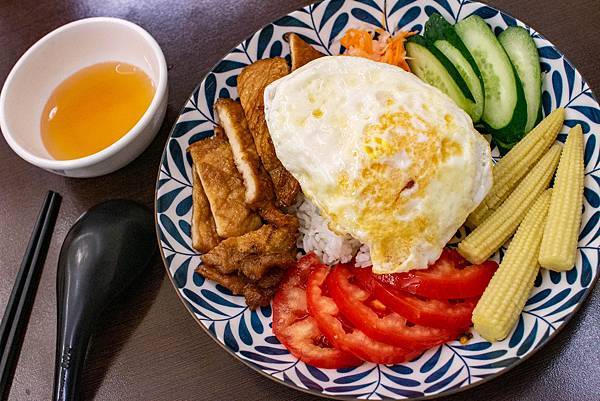 【台中美食】越好吃越南料理大里店-平日中午用餐時間也坐滿滿的越式巨無霸火鍋料理