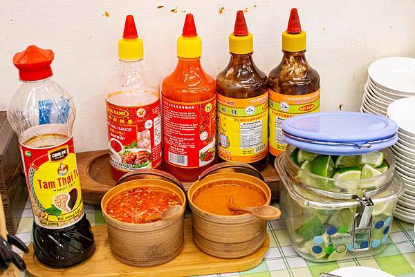 【台中美食】越好吃越南料理大里店-平日中午用餐時間也坐滿滿的越式巨無霸火鍋料理