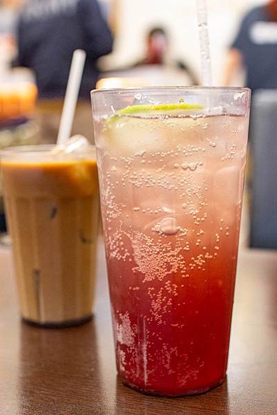 【台中美食】越好吃越南料理大里店-平日中午用餐時間也坐滿滿的越式巨無霸火鍋料理