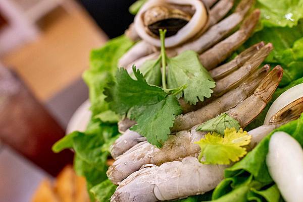 【台中美食】越好吃越南料理大里店-平日中午用餐時間也坐滿滿的越式巨無霸火鍋料理