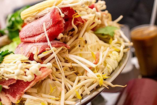 【台中美食】越好吃越南料理大里店-平日中午用餐時間也坐滿滿的越式巨無霸火鍋料理