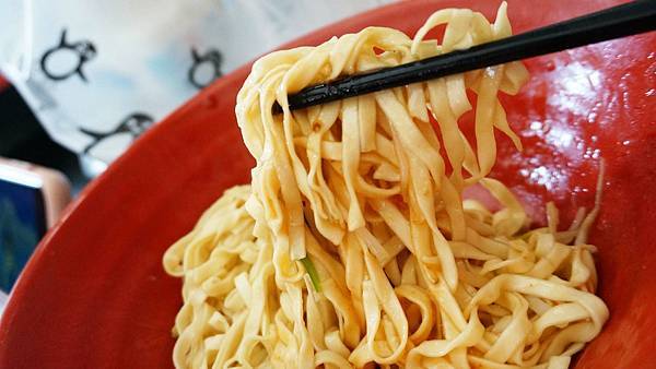 【基隆美食】三角窗麵擔-沒有明顯招牌卻有大批排隊人潮的古早味小吃店