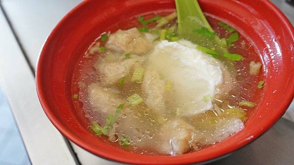 【基隆美食】三角窗麵擔-沒有明顯招牌卻有大批排隊人潮的古早味小吃店