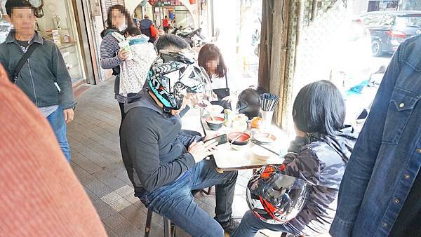 【基隆美食】三角窗麵擔-沒有明顯招牌卻有大批排隊人潮的古早味小吃店