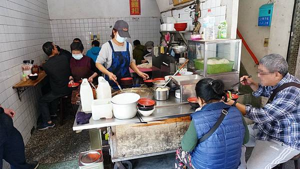 【基隆美食】三角窗麵擔-沒有明顯招牌卻有大批排隊人潮的古早味小吃店