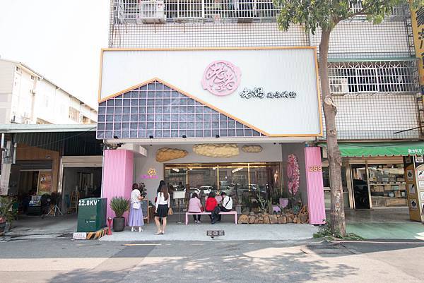 【台中美食】咾鍋風味鍋物-網美神級火鍋店，可愛的小熊火鍋，多樣變化的炙燒料理服務及化妝品甜點！