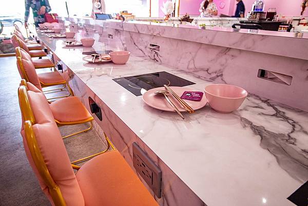 【台中美食】咾鍋風味鍋物-網美神級火鍋店,可愛的小熊火鍋,多樣變化的炙燒料理服務及化妝品甜點!