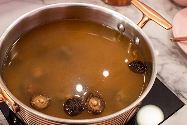 【台中美食】咾鍋風味鍋物-網美神級火鍋店,可愛的小熊火鍋,多樣變化的炙燒料理服務及化妝品甜點! 【台中美食】咾鍋風味鍋物-網美神級火鍋店,可愛的小熊火鍋,多樣變化的炙燒料理服務及化妝品甜點!