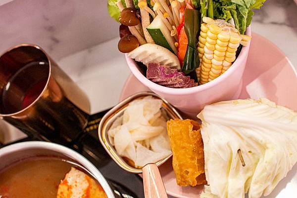 【台中美食】咾鍋風味鍋物-網美神級火鍋店,可愛的小熊火鍋,多樣變化的炙燒料理服務及化妝品甜點! 【台中美食】咾鍋風味鍋物-網美神級火鍋店,可愛的小熊火鍋,多樣變化的炙燒料理服務及化妝品甜點!