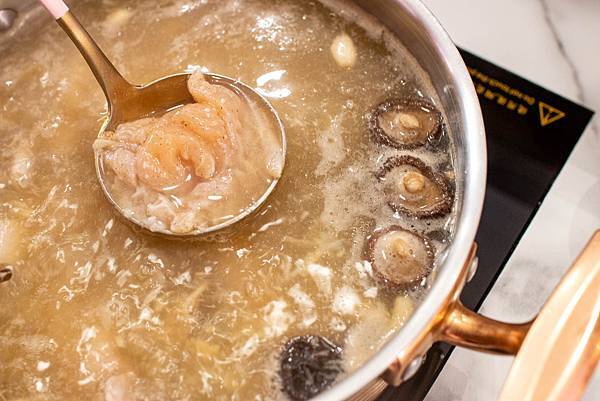 【台中美食】咾鍋風味鍋物-網美神級火鍋店,可愛的小熊火鍋,多樣變化的炙燒料理服務及化妝品甜點! 【台中美食】咾鍋風味鍋物-網美神級火鍋店,可愛的小熊火鍋,多樣變化的炙燒料理服務及化妝品甜點!