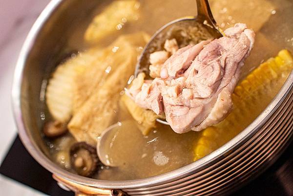 【台中美食】咾鍋風味鍋物-網美神級火鍋店,可愛的小熊火鍋,多樣變化的炙燒料理服務及化妝品甜點! 【台中美食】咾鍋風味鍋物-網美神級火鍋店,可愛的小熊火鍋,多樣變化的炙燒料理服務及化妝品甜點!