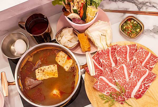 【台中美食】咾鍋風味鍋物-網美神級火鍋店,可愛的小熊火鍋,多樣變化的炙燒料理服務及化妝品甜點!