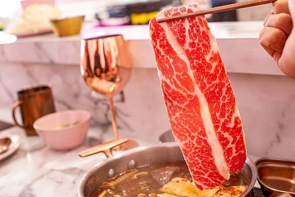 【台中美食】咾鍋風味鍋物-網美神級火鍋店，可愛的小熊火鍋，多樣變化的炙燒料理服務及化妝品甜點！