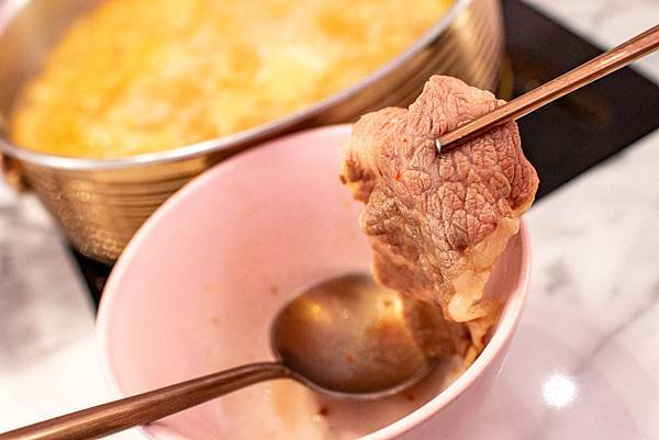 【台中美食】咾鍋風味鍋物-網美神級火鍋店,可愛的小熊火鍋,多樣變化的炙燒料理服務及化妝品甜點! 【台中美食】咾鍋風味鍋物-網美神級火鍋店,可愛的小熊火鍋,多樣變化的炙燒料理服務及化妝品甜點!