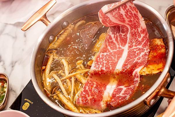 【台中美食】咾鍋風味鍋物-網美神級火鍋店,可愛的小熊火鍋,多樣變化的炙燒料理服務及化妝品甜點! 【台中美食】咾鍋風味鍋物-網美神級火鍋店,可愛的小熊火鍋,多樣變化的炙燒料理服務及化妝品甜點!