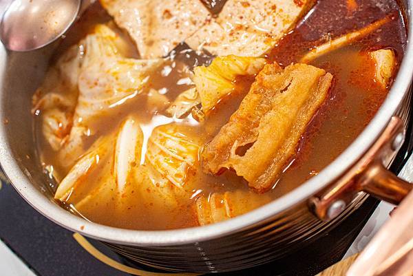 【台中美食】咾鍋風味鍋物-網美神級火鍋店,可愛的小熊火鍋,多樣變化的炙燒料理服務及化妝品甜點!