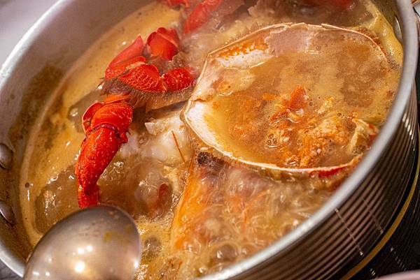 【台中美食】咾鍋風味鍋物-網美神級火鍋店,可愛的小熊火鍋,多樣變化的炙燒料理服務及化妝品甜點! 【台中美食】咾鍋風味鍋物-網美神級火鍋店,可愛的小熊火鍋,多樣變化的炙燒料理服務及化妝品甜點!