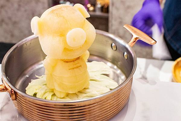 【台中美食】咾鍋風味鍋物-網美神級火鍋店,可愛的小熊火鍋,多樣變化的炙燒料理服務及化妝品甜點! 【台中美食】咾鍋風味鍋物-網美神級火鍋店,可愛的小熊火鍋,多樣變化的炙燒料理服務及化妝品甜點!