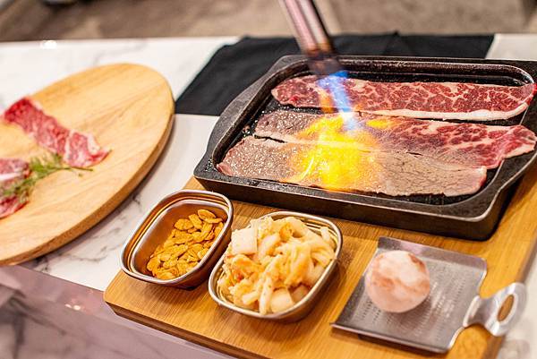 【台中美食】咾鍋風味鍋物-網美神級火鍋店,可愛的小熊火鍋,多樣變化的炙燒料理服務及化妝品甜點!