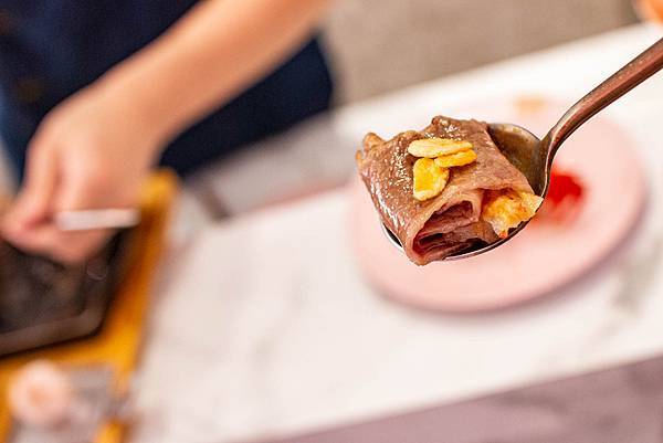 【台中美食】咾鍋風味鍋物-網美神級火鍋店,可愛的小熊火鍋,多樣變化的炙燒料理服務及化妝品甜點!