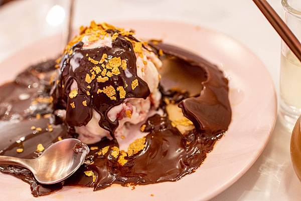 【台中美食】咾鍋風味鍋物-網美神級火鍋店,可愛的小熊火鍋,多樣變化的炙燒料理服務及化妝品甜點!