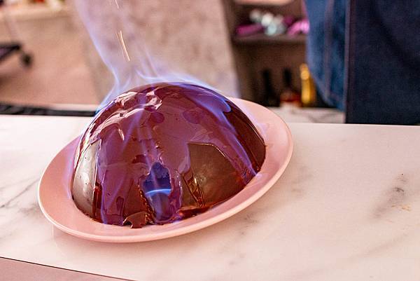 【台中美食】咾鍋風味鍋物-網美神級火鍋店,可愛的小熊火鍋,多樣變化的炙燒料理服務及化妝品甜點!