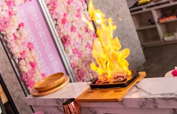 【台中美食】咾鍋風味鍋物-網美神級火鍋店,可愛的小熊火鍋,多樣變化的炙燒料理服務及化妝品甜點!