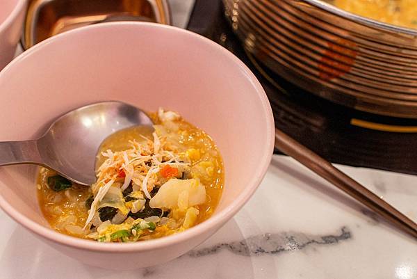 【台中美食】咾鍋風味鍋物-網美神級火鍋店,可愛的小熊火鍋,多樣變化的炙燒料理服務及化妝品甜點!