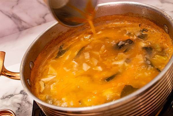 【台中美食】咾鍋風味鍋物-網美神級火鍋店,可愛的小熊火鍋,多樣變化的炙燒料理服務及化妝品甜點!