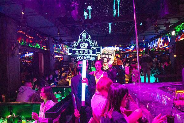 【台中夜店】MythOcean-是酒吧也是夜店，更是美味無比的餐廳！還有免費的猛男猛女鋼管秀哦！