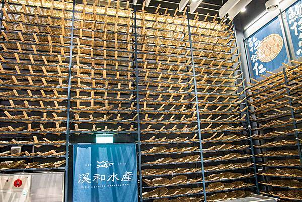 【宜蘭景點】溪和水產觀光工廠-2021年全新開幕!好玩又有趣的漫畫式簡介,多種免費海鮮試吃,飯糰DIY與現煮海鮮DIY活動玩不膩,美味多種魚料理,門票全抵消費的必玩室內景點 【宜蘭景點】溪和水產觀光工廠-2021年全新開幕!好玩又有趣的漫畫式簡介,多種免費海鮮試吃,飯糰DIY與現煮海鮮DIY活動玩不膩,美味多種魚料理,門票全抵消費的必玩室內景點