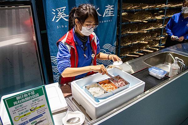 【宜蘭景點】溪和水產觀光工廠-2021年全新開幕!好玩又有趣的漫畫式簡介,多種免費海鮮試吃,飯糰DIY與現煮海鮮DIY活動玩不膩,美味多種魚料理,門票全抵消費的必玩室內景點 【宜蘭景點】溪和水產觀光工廠-2021年全新開幕!好玩又有趣的漫畫式簡介,多種免費海鮮試吃,飯糰DIY與現煮海鮮DIY活動玩不膩,美味多種魚料理,門票全抵消費的必玩室內景點