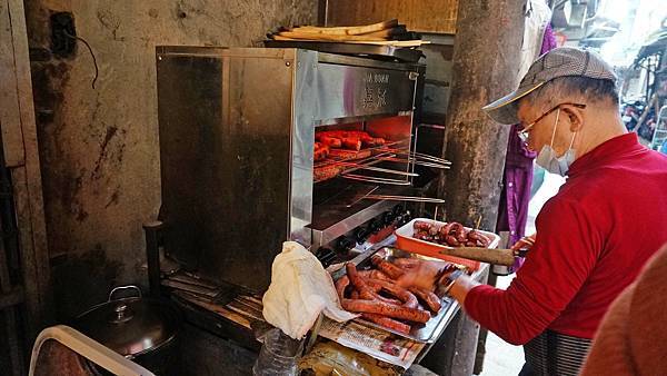 【基隆美食】孝三路的無名豬肝腸滷味攤-隱藏在巷弄裡沒有店名沒有招牌只有內行人才知道的店家