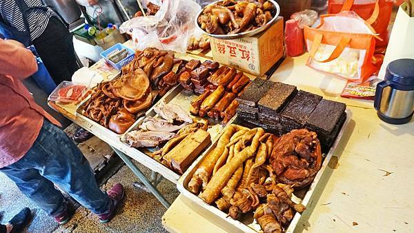 【基隆美食】孝三路的無名豬肝腸滷味攤-隱藏在巷弄裡沒有店名沒有招牌只有內行人才知道的店家