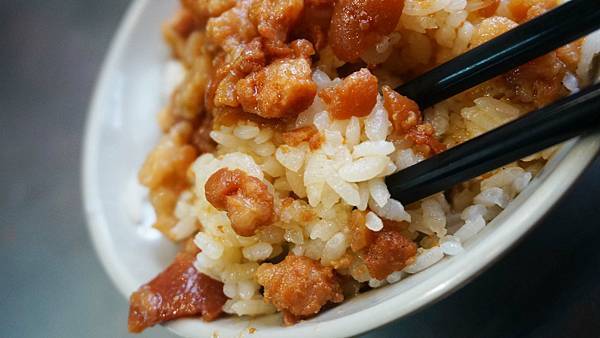 【基隆美食】金龍肉焿-1碗只要20元的魯肉飯,超人氣排隊小吃店 【基隆美食】金龍肉焿-1碗只要20元的魯肉飯,超人氣排隊小吃店