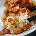 【基隆美食】金龍肉焿-１碗只要２０元的魯肉飯，超人氣排隊小吃店