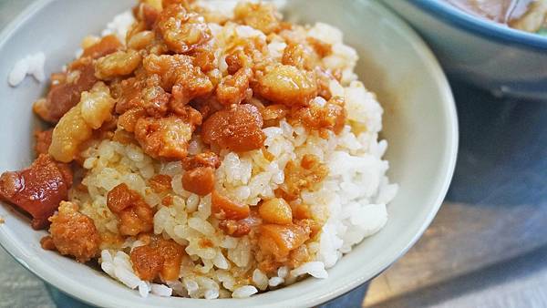 【基隆美食】金龍肉焿-1碗只要20元的魯肉飯,超人氣排隊小吃店 【基隆美食】金龍肉焿-1碗只要20元的魯肉飯,超人氣排隊小吃店