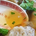 【基隆美食】金龍肉焿-１碗只要２０元的魯肉飯，超人氣排隊小吃店
