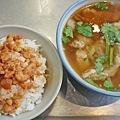 【基隆美食】金龍肉焿-１碗只要２０元的魯肉飯，超人氣排隊小吃店